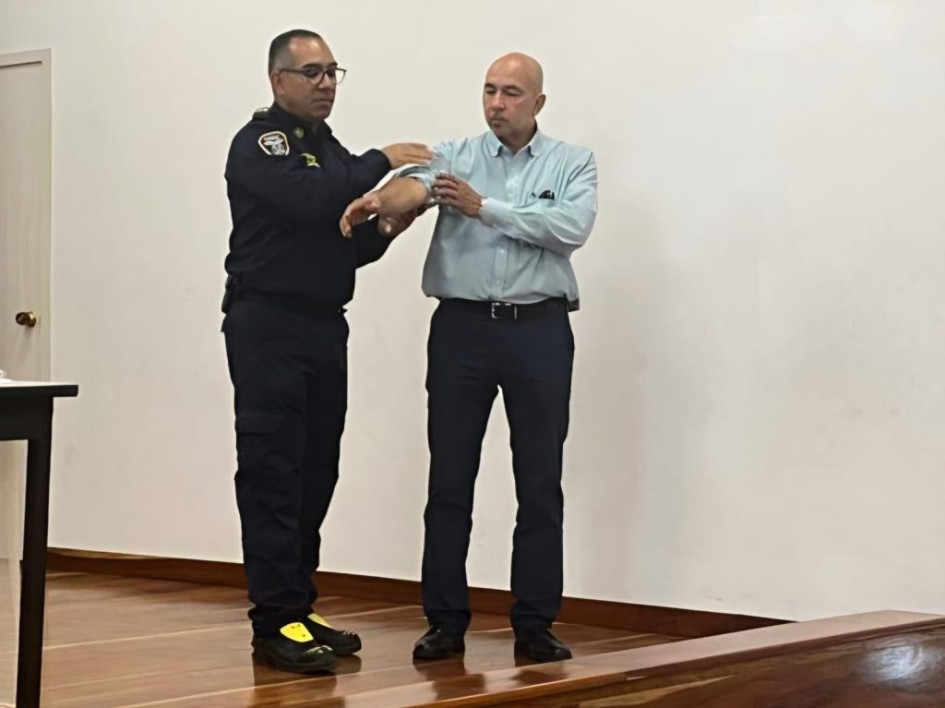 Bomberos de Manizales capacitaron en primeros auxilios a docentes de la I.E. La Asunción. Participaron cerca de 50 personas.