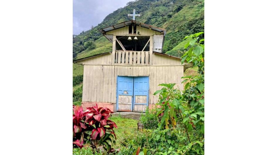 La capilla de la vereda Samaria, en Arboleda (Pensilvania), presenta un notable deterioro en su infraestructura y requiere mantenimiento urgente. El templo fue parcialmente destruido por grupos ilegales y posteriormente recuperado con apoyo comunitario.