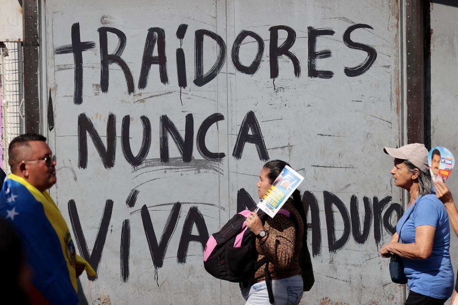 Miles de mujeres chavistas marcharon para expresar su respaldo a Delcy Rodríguez, de quien dijeron "no está sola" tras jurar como presidenta encargada de Venezuela.