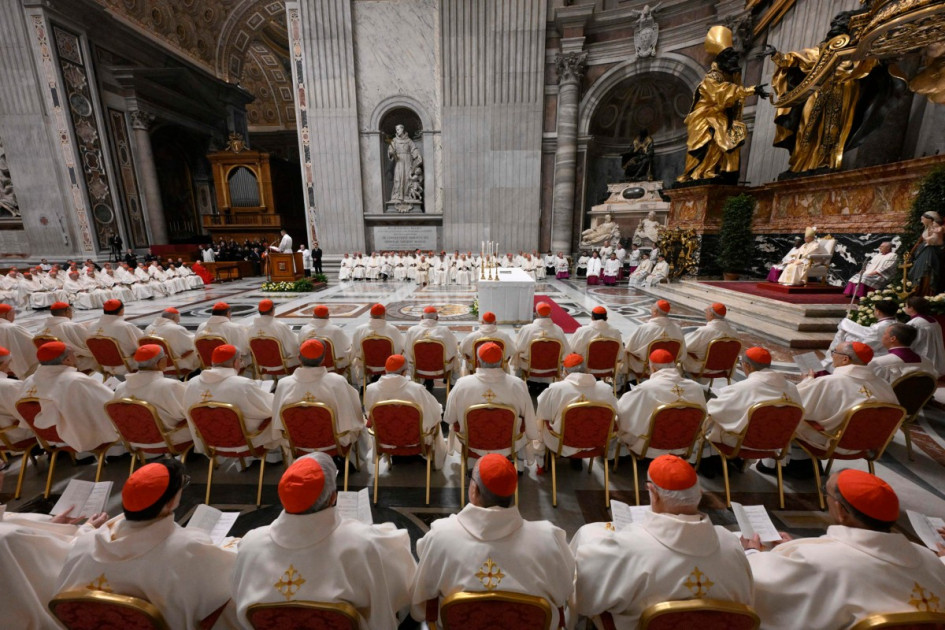 170 de los 245 cardenales de la Iglesia católica se reúnen con el papa León XIV en el Vaticano, con motivo del consistorio extraordinario convocado por el pontífice.