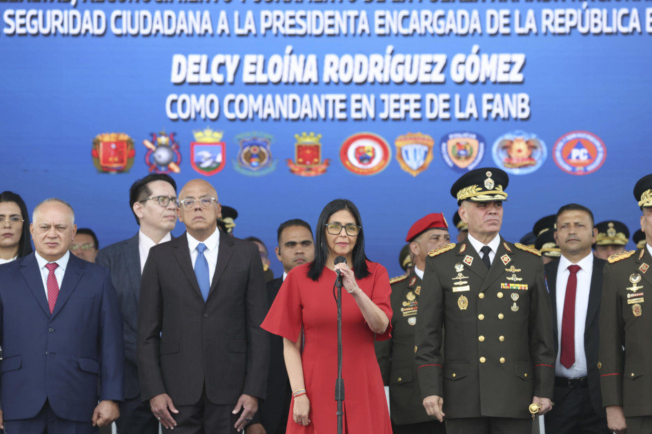 La presidenta encargada de Venezuela, Delcy Rodríguez (c), habla junto al presidente de la Asamblea Nacional, Jorge Rodríguez (2-i); el ministro del Interior, Diosdado Cabello (i), y el ministro de la Defensa, Vladimir Padrino López (2-d).