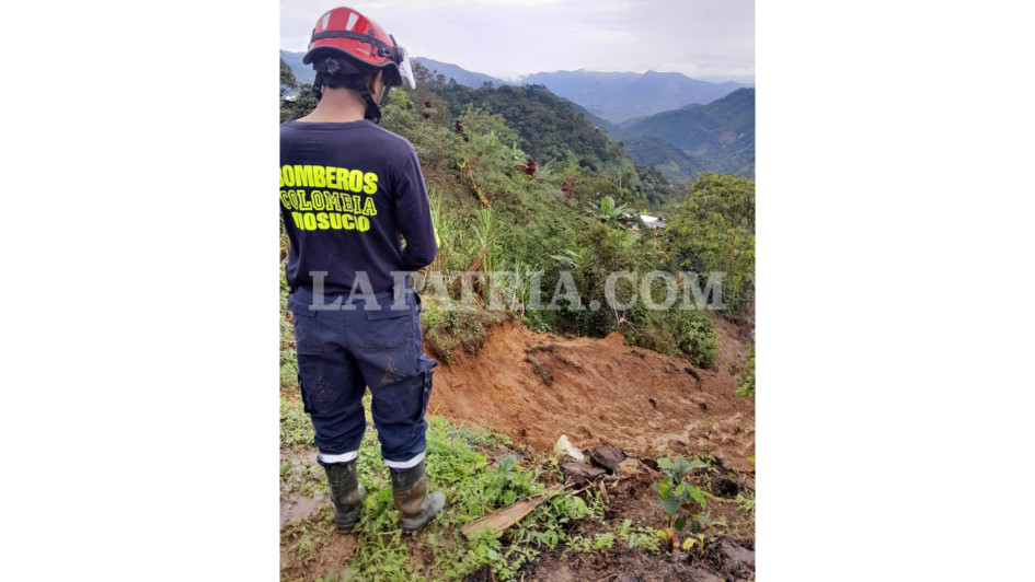 Una quebrada represada por un derrumbe causó una emergencia en zona rural de Riosucio (Caldas). Bomberos atendió el caso y varias viviendas fueron evacuadas.