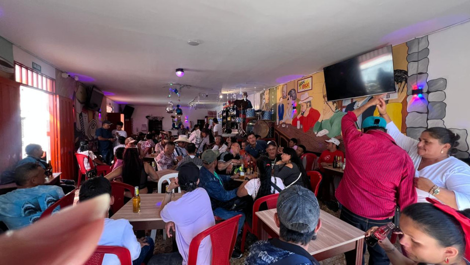 El tradicional sonido de la batería, con sus timbales y bombos, retumba desde el Bar Azul y Rojo, ubicado en la plaza de mercado del municipio.
