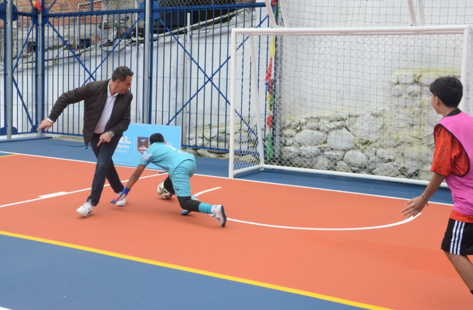 En la entrega de la nueva cancha del barrio Las Américas hubo saque de honor. El alcalde, Jorge Eduardo Rojas, lo hizo con los niños del semillero del barrio. Definió de ‘taquito’, pero no le salió.