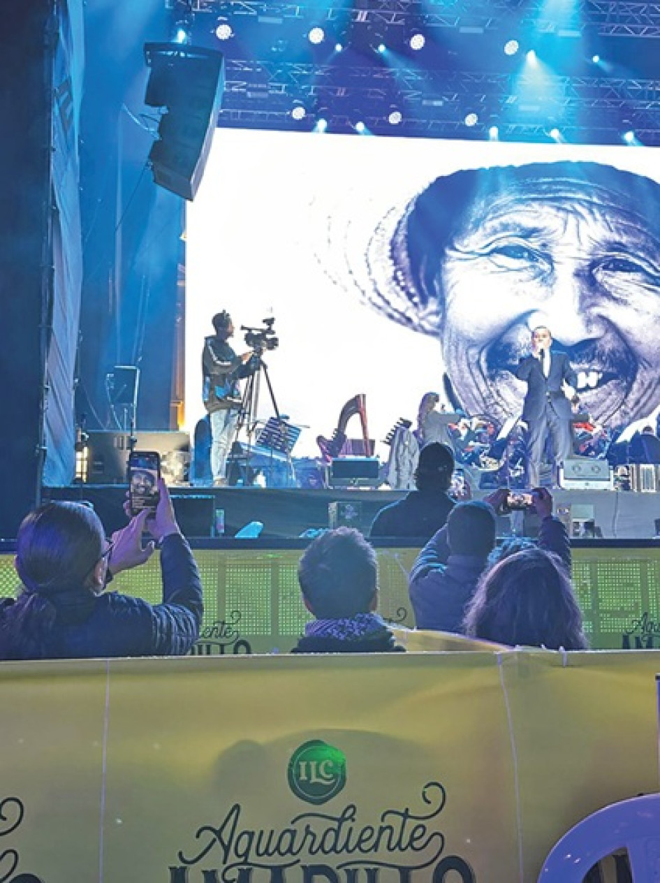 El representante a la Cámara por Caldas Juan Sebastián Gómez estuvo en primera fila para ver el concierto de Yuri Buenaventura durante la Feria de Manizales.
