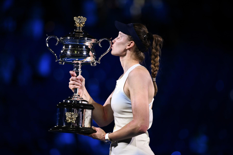 Elena Rybakina de Kazajstán posa para fotografías con la Copa Memorial Daphne Akhurst después de ganar la final individual femenina contra Aryna Sabalenka de Bielorrusia en el torneo de tenis Abierto de Australia en Melbourne, Australia, el 31 de enero de 2026.