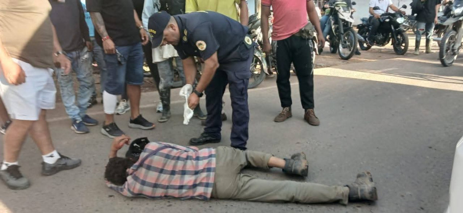 El peatón terminó en el suelo y lo atendieron los bomberos