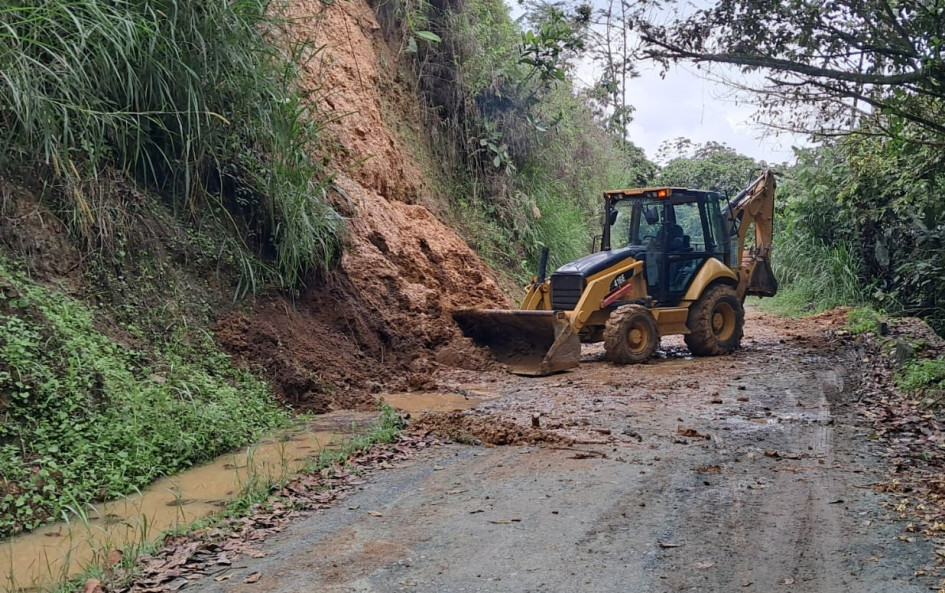 La Gobernación del Quindío habilitó vías en Génova afectadas por derrumbes con apoyo de maquinaria y trabajo articulado con la Alcaldía.