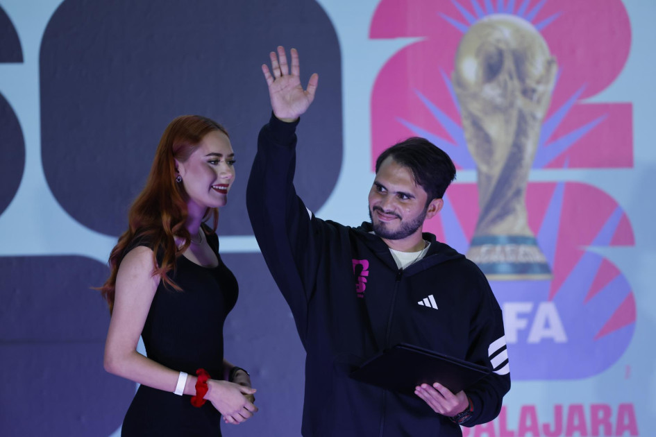 El exclavadista mexicano Iván García posa durante una rueda de prensa en el Estadio Guadalajara, en Jalisco (México). Los mundialistas Andrés Guardado, Carlos Salcido y Pavel Pardo encabezan el grupo de embajadores que promoverán a Guadalajara como una de las 16 sedes del Mundial 2026.