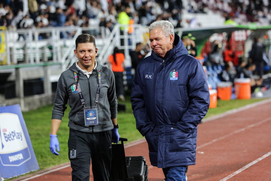 El técnico de Once Caldas, Hernán Darío Herrera (derecha) con el médico Gustavo Vinasco. 