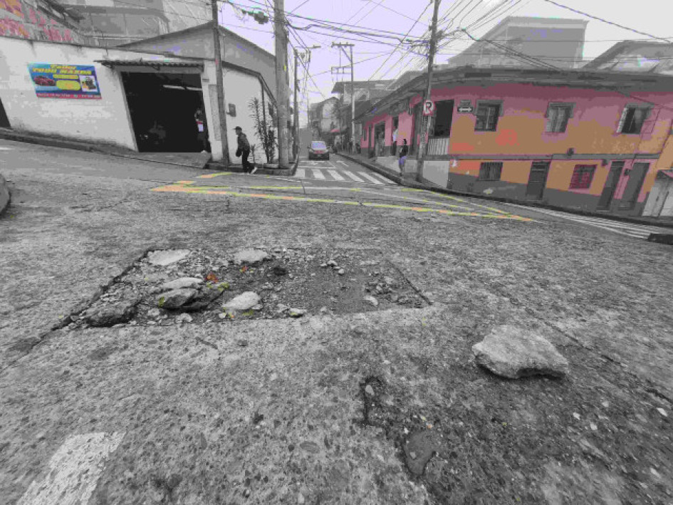 Habitantes del barrio Las Américas, por la calle 12, solicitaron al alcalde, Jorge Eduardo Rojas, la reparación de un hueco ubicado en la esquina del polideportivo