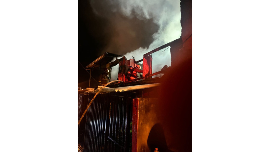 Cinco personas, habitantes de dos apartamentos, resultaron damnificadas por el incendio.