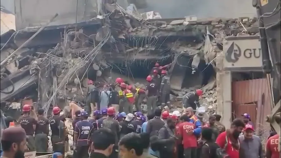 Al menos 21 personas murieron, otras 20 quedaron heridas y unas 40 siguen desaparecidas luego de un devastador incendio en un centro comercial.