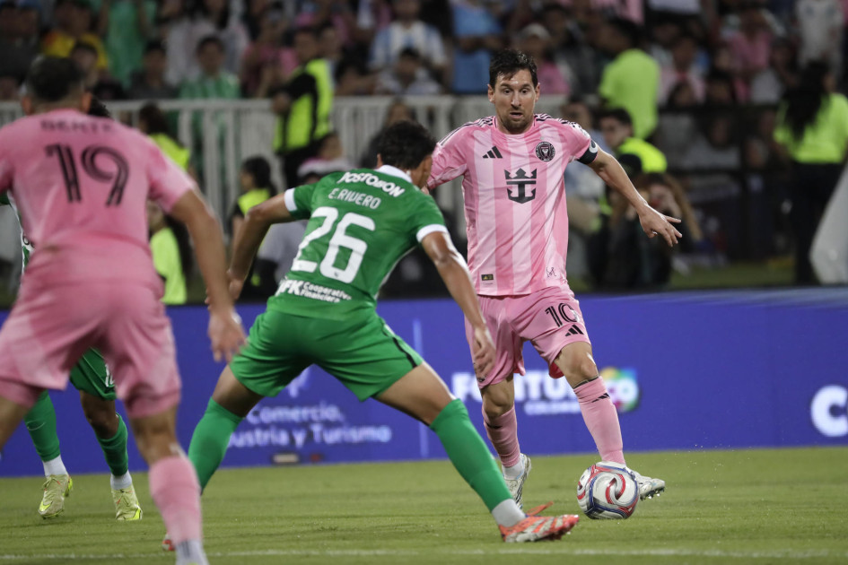 Lionel Messi (c) del Inter Miami disputa el balón con Elkin Rivero de Atlético Nacional este sábado, durante un partido amistoso entre el Inter Miami y Atlético Nacional en el estadio Atanasio Girardot, en Medellín (Colombia).