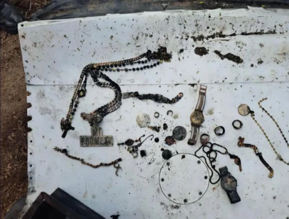 Objetos personales de Yeison Jiménez, incluidos anillos y una cadena "Mi promesa", fueron recuperados tras el accidente aéreo en Paipa (Boyacá).