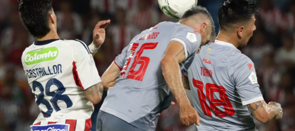 Los veteranos Hugo Rodallega y Teófilo Gutiérrez anotaron los goles del empate 1-1 en la ida de la Superliga entre Junior y Santa Fe.