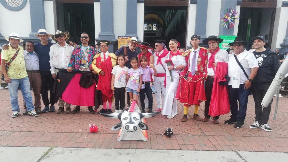 En Riosucio, como es tradición anual, celebrarán la fiesta de la Virgen de la Candelaria, patrona del municipio. Los matachines del Carnaval, barras, colectivos y gente con espíritu taurino están listos para el paseíllo la corraleja de vacas locas.