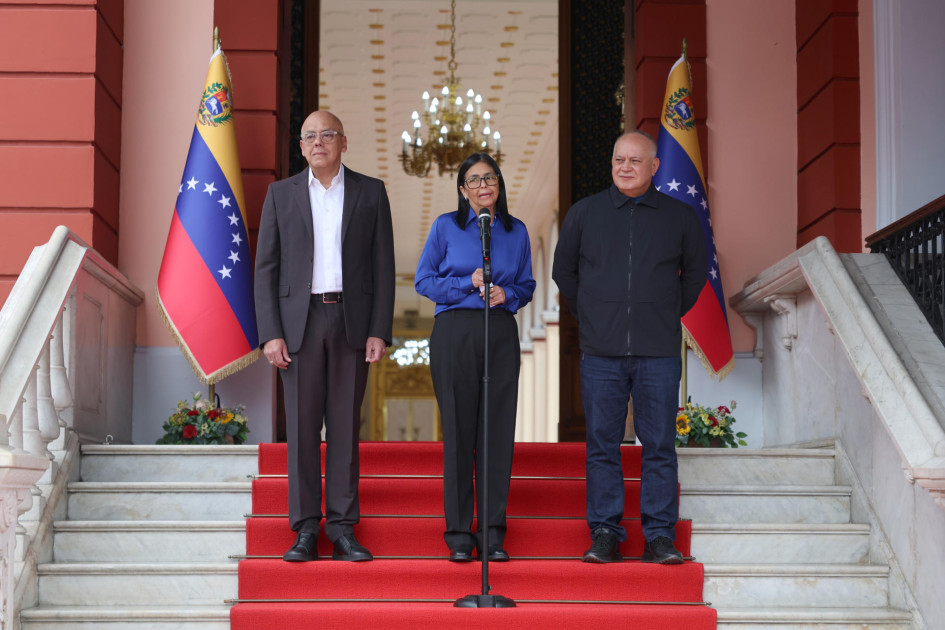 La presidenta encargada de Venezuela, Delcy Rodríguez, junto al presidente de la Asamblea Nacional, Jorge Rodríguez (izq.), y el ministro del Interior y Justicia, Diosdado Cabello, en el Palacio de Miraflores en Caracas. 