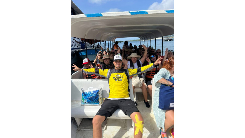 Jairo Alberto Osorio, fundador de Marmato.Go (primer plano), guía a los marmateños por el mundo y recibe a quienes desean conocer el Pesebre de oro de Colombia.