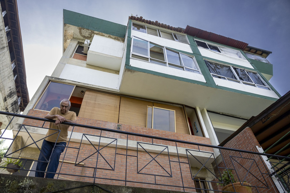 Foto | EFE | LA PATRIA Felipe Cabrera al frente de su casa afectada tras el ataque de EE.UU., en Caracas (Venezuela).