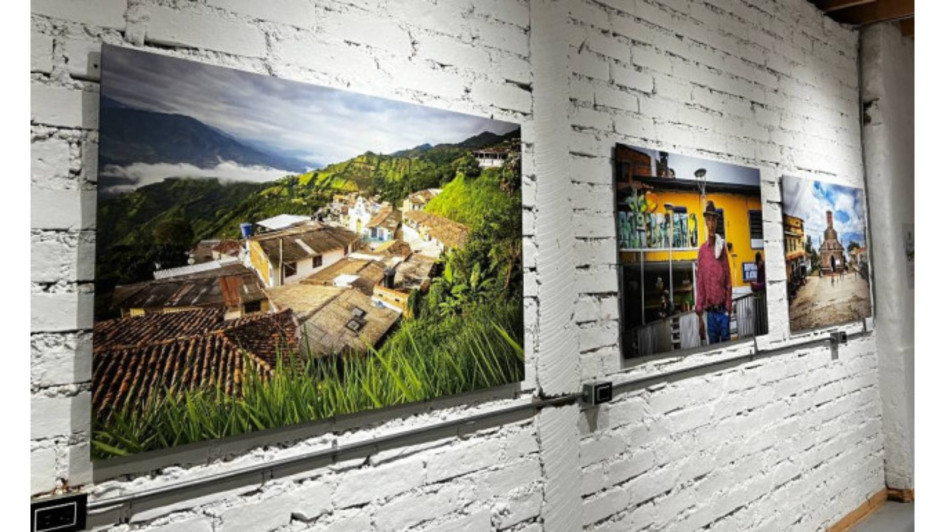 Visitantes recorren las salas del Museo Café Marmato, donde se respira historia y se saborea café local.