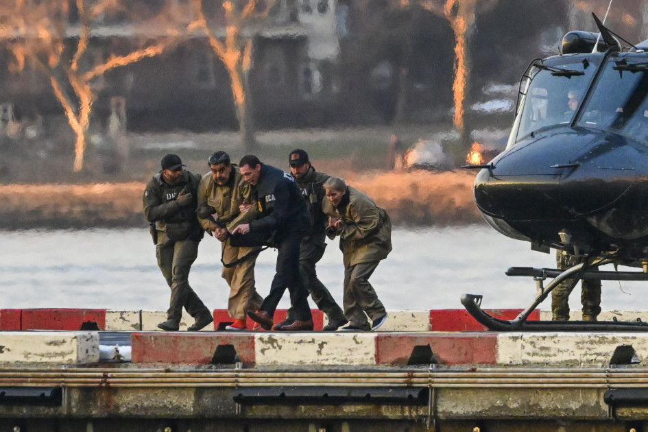 Momento en el que Nicolás Maduro, capturado presidente de Venezuela, y su esposa, Cilia Flores, llegan al helipuerto de Wall Street durante su transporte al tribunal federal para su comparecencia en Nueva York.