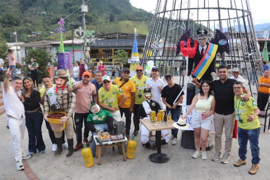 Con creatividad y alegría, Manzanares despidió el 2025 con el desfile y concurso de años viejos.