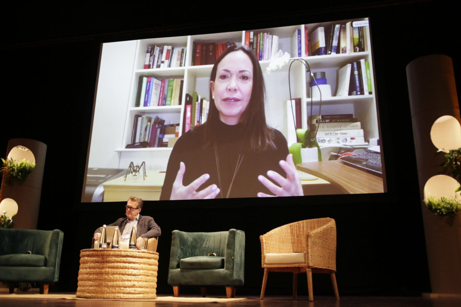 María Corina Machado (en pantalla) habla con el editor para Latinoamérica del Financial Times Michael Stott durante la segunda jornada de la edición XXI del Hay Festival este viernes, en Cartagena (Colombia).