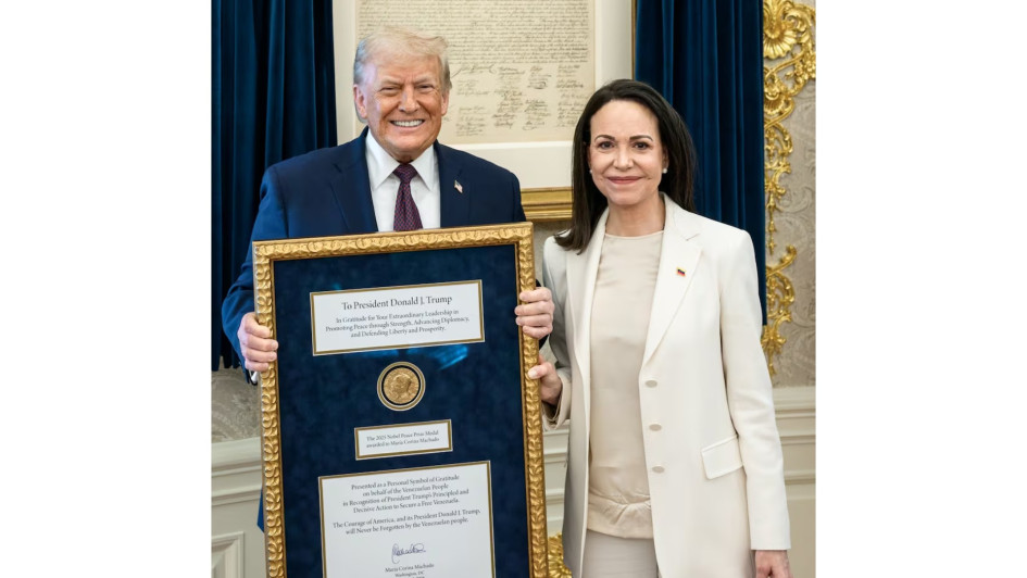 La líder opositora venezolana le obsequió la medalla del Premio Nobel de Paz 2025, ganado por ella, al presidente de Estados Unidos, Donald Trump.