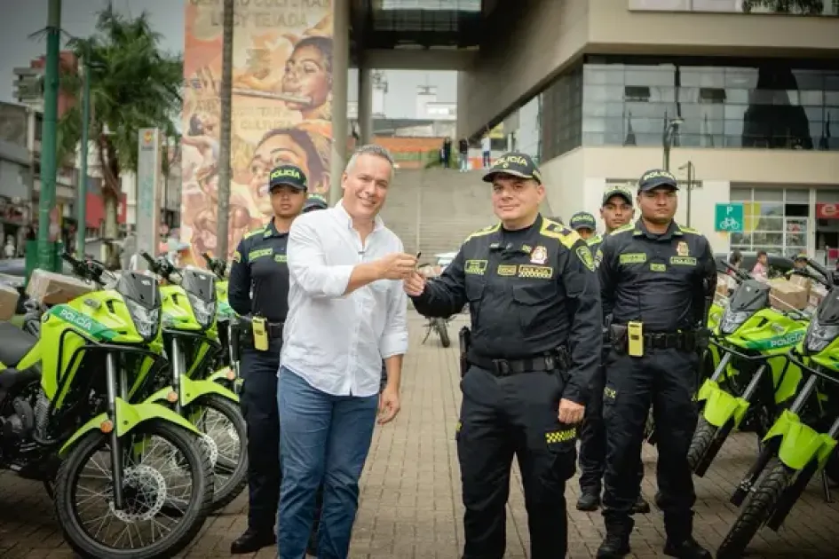 La Alcaldía de Pereira entregó 45 motocicletas a la Policía y tecnología a la Fiscalía, con una inversión total de $3 mil 500 millones.