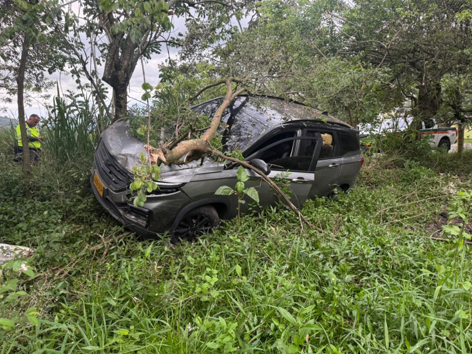 A la altura de la entrada a la vereda Cumba el conductor perdió el control del automotor, colisionó contra un árbol, intentó huir a pie y lo aprehendieron. La droga iba de Corinto para Medellín.