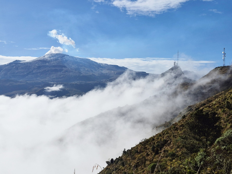 Un instante poco común en temporada invernal permitió observar el Nevado del Ruiz, con leve fumarola, el cerro El Gualí en primer plano y la zona amortiguadora del Parque Nacional Natural Los Nevados. Todo se dejó ver por breves minutos tras una apertura de la neblina.