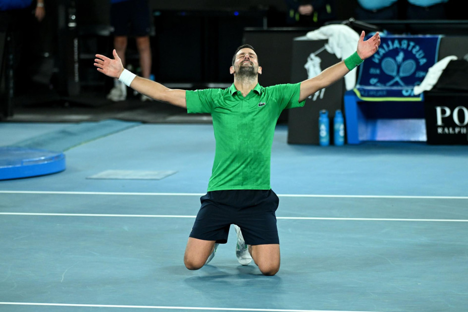 Novak Djokovic de Serbia celebra su victoria en la semifinal masculina contra Jannik Sinner de Italia en el día 13 del torneo de tenis Abierto de Australia 2026 en Melbourne Park en Melbourne, Australia, el 30 de enero de 2026.