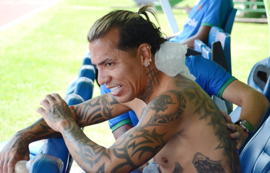 Dayro Moreno se refresca después del entrenamiento de este miércoles en el estadio Palogrande.