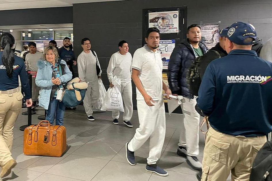 Funcionarios de Migración Colombia recibieron a ciudadanos colombianos a su llegada este viernes al aeropuerto El Dorado en Bogotá.