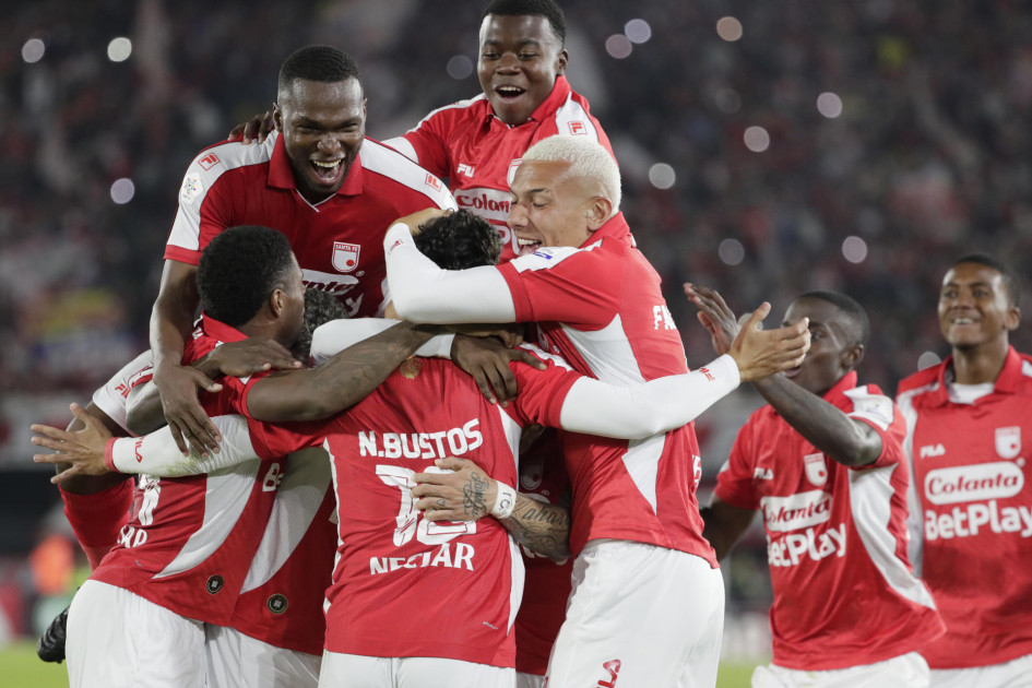 Jugadores de Santa Fe celebran un gol este miércoles, en la final de la Superliga colombiana entre Santa Fe y Junior en el estadio El Campín en Bogotá (Colombia).
