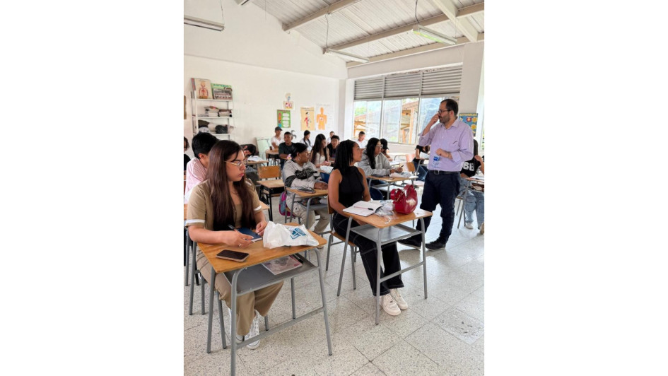Las actividades se realizaron en la Institución Educativa de El Llano, donde se habló de noticias, manejo de fuentes, fotografía, caricaturas y redes sociales.