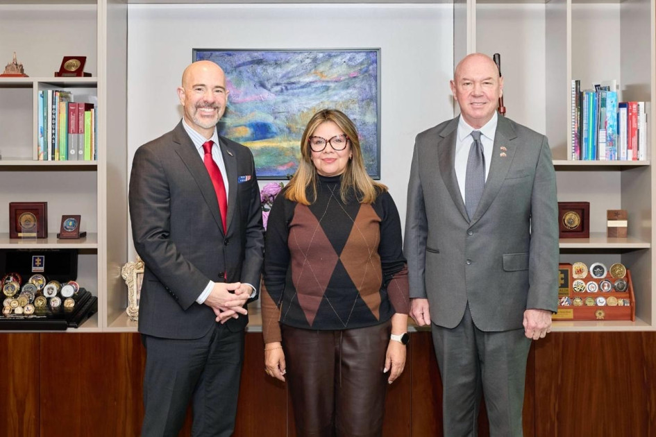 Terrence Cole (i), director de la DEA, reunido en Bogotá la fiscal General de Colombia, Luz Adriana Camargo, y el embajador de Estados Unidos en Colombia, John McNamara.