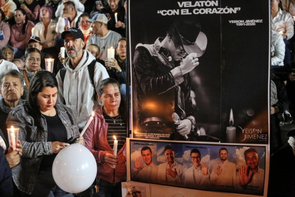 Cientos de personas acudieron a la Plaza de Bolívar de Manizales para rendir homenaje al fallecido Yeison Jiménez, en una velatón por su legado musical.