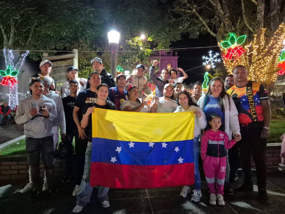 Venezolanos residentes en Riosucio salieron al parque de San Sebastián a manifestar su alegría.