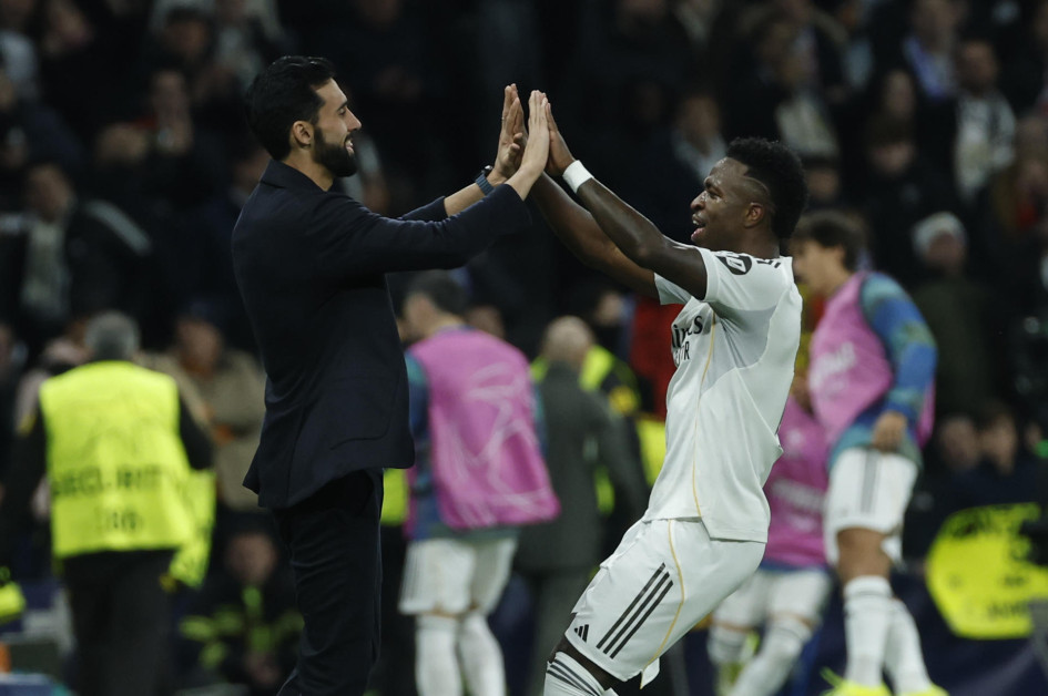 El técnico del Real Madrid, Álvaro Arbeloa y el jugador del equipo blanco, Vinicius Junior, celebran el cuarto gol del equipo madridista durante el encuentro correspondiente a la Liga de Campeones UEFA que disputan este martes el Real Madrid y el AS Mónaco, en el estadio Santiago Bernabéu en Madrid.