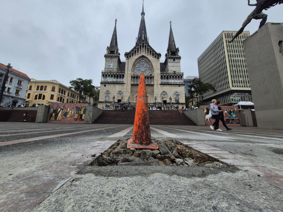 Señalizan imperfectos en Plaza de Bolívar
