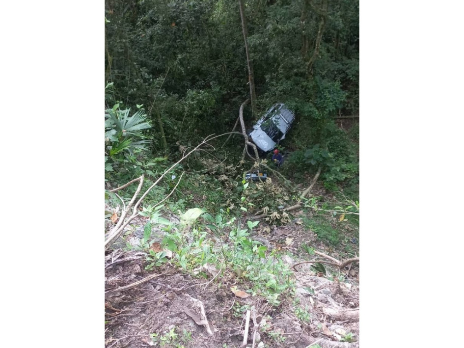 El lesionado alcanzó a saltar de su vehículo, que rodó cerca de 120 metros.