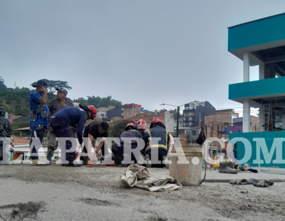 El accidente se presentó cuando el hombre tocó un cable de alta tensión con una varilla.
