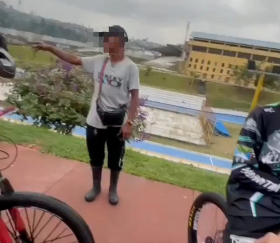 Según testigos, el señalado aseguró trabajar para la Alcaldía, pero negaron vínculo con él. La Policía trata de identificarlo.