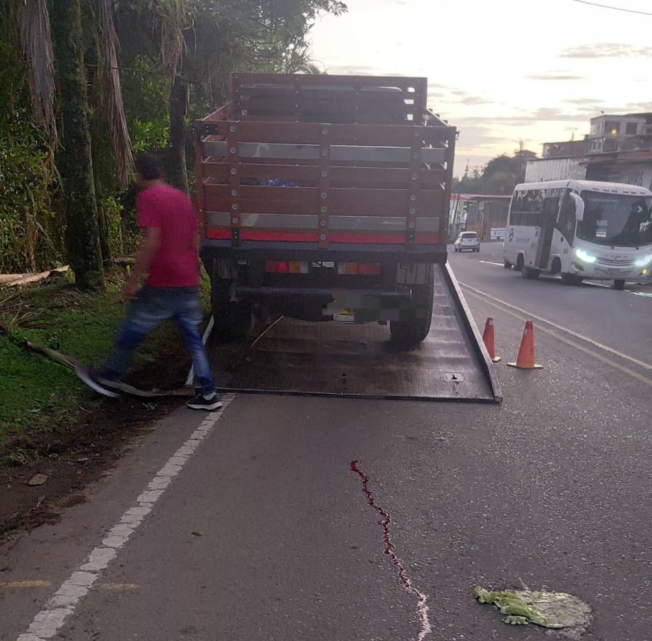De acuerdo con la información preliminar, el adulto transitaba a pie por la Troncal de Occidente cuando una camioneta de estacas, cuyo conductor salía en reversa de un establecimiento ubicado en la variante, lo atropelló.
