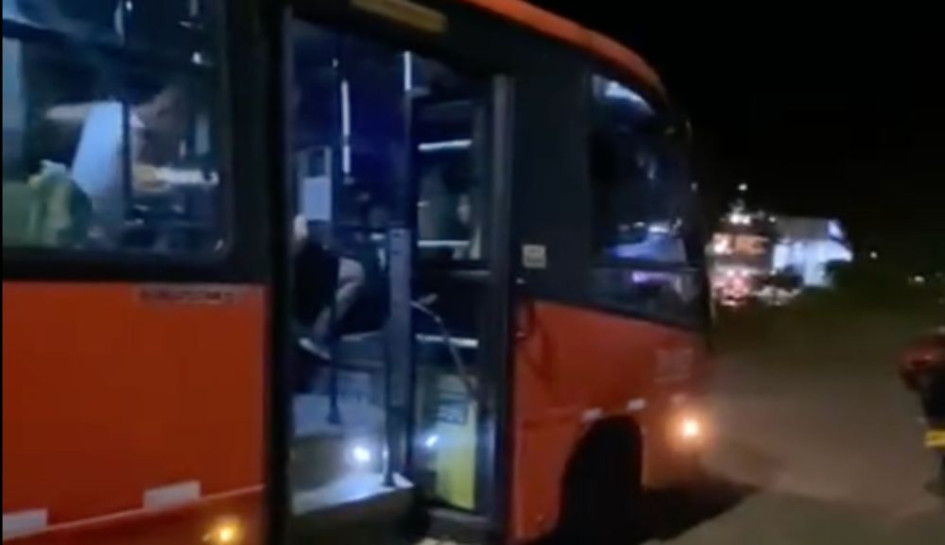 El asaltante accionó su arma mientras estaba en el bus con la fortuna de que el disparo impactó contra el parabrisas. 