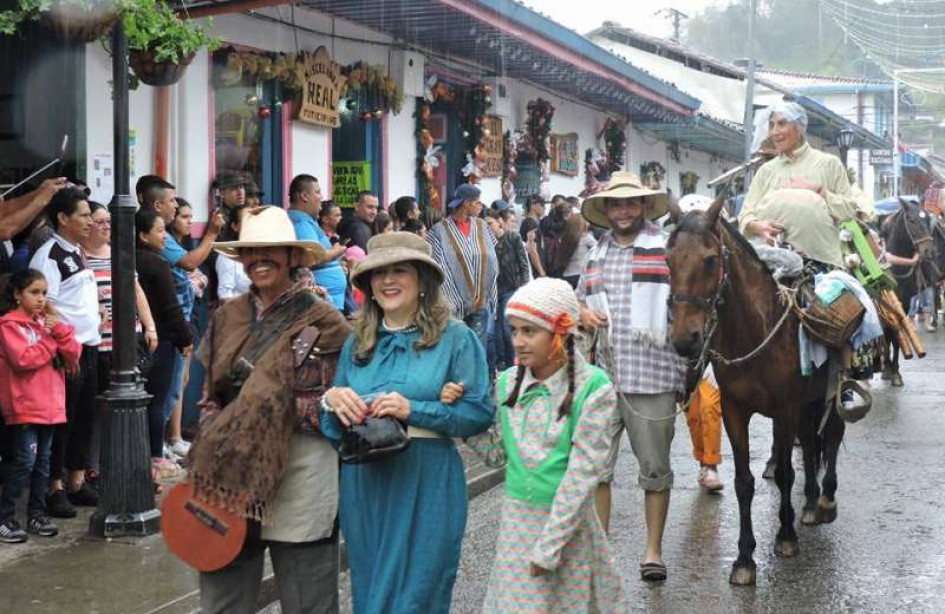 Asistentes disfrutaron de música, gastronomía y el tradicional Desfile de la Familia Castañeda en Salento.