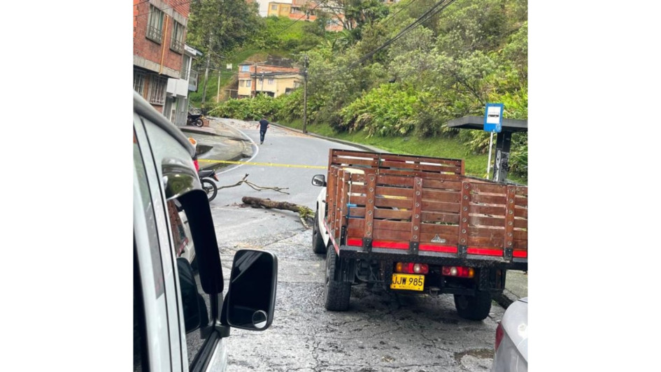 En la vía entre Villa Nueva y Ondas del Otún hay cierre total de la vía por caída de capa vegetal.  