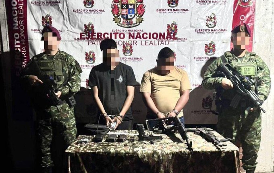 En una operación militar ofensiva, tropas del Batallón de Fuerzas Especiales Urbanas N.° 3, con apoyo del Batallón de Montaña N.° 8 de la #Brigada29, lograron la captura de dos presuntos integrantes del GAO-r Estructura Dagoberto Ramos Ortiz, entre ellos alias Pirulo, señalado como tercer cabecilla de esta estructura criminal, en el norte del #Cauca.